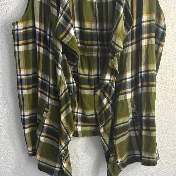 ❗️SOLD❗️Cato Green and Blue Plaid Sleeveless Blouse - Picture 5 of 5